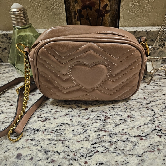 Elegant GG Tan Chevron Crossbody Bag with Gold Accents - Picture 3 of 4